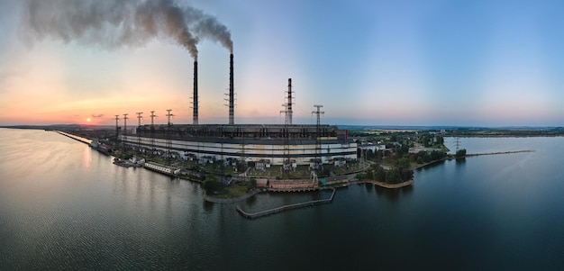 Vista aérea dos canos altos da usina de carvão com atmosfera poluente da chaminé preta Produção de eletricidade com conceito de combustível fóssil