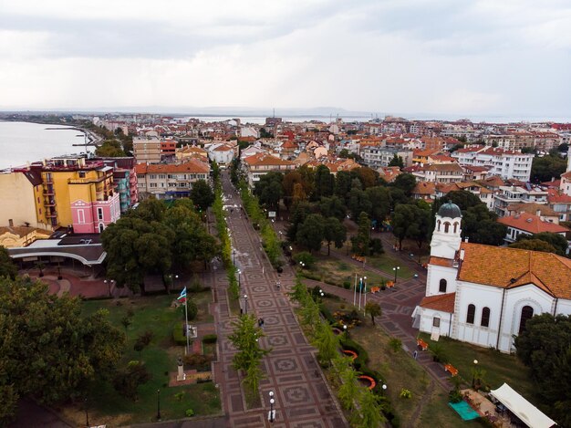 Vista aérea dos edifícios do centro da cidade na cidade búlgara Pomorie Drone vista de cima do destino de férias de verão