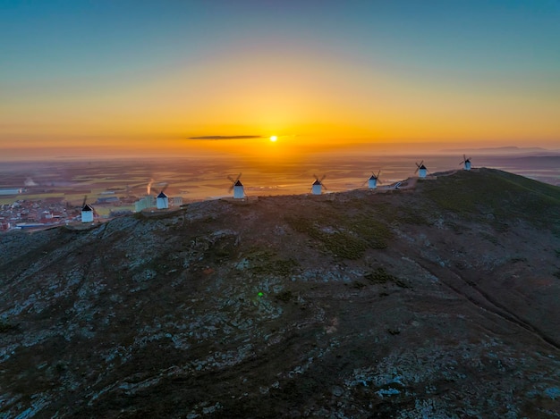 Vista aérea dos moinhos de vento brancos de Consuegra em Castilla-La Mancha, Toledo, Espanha