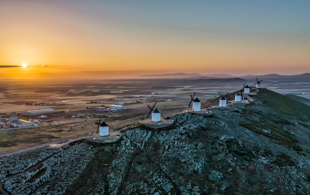 Vista aérea dos moinhos de vento brancos de Consuegra em Castilla-La Mancha, Toledo, Espanha