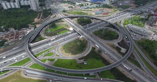 Vista aérea dos nós de transporte com tráfego rotatório