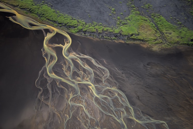 Vista aérea dos rios da geleira na Islândia