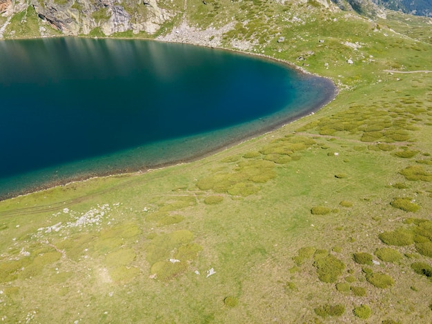 Foto vista aérea dos sete lagos de rila montanha de rila bulgária