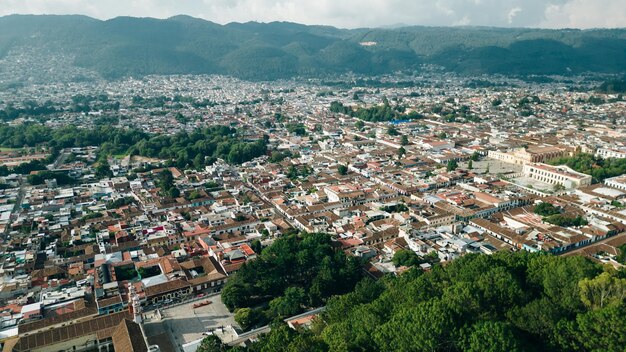 Foto vista aérea dos telhados dos edifícios coloniais em san cristobal de las casas no pôr-do-sol
