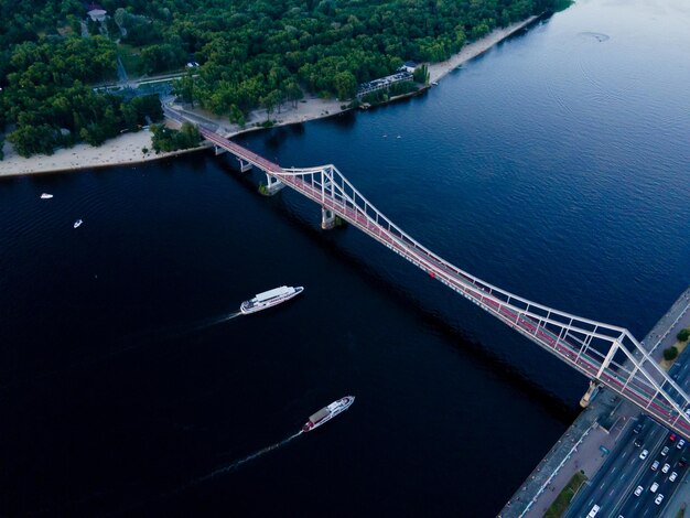 Vista aérea desde un dron al centro de kiev por la noche