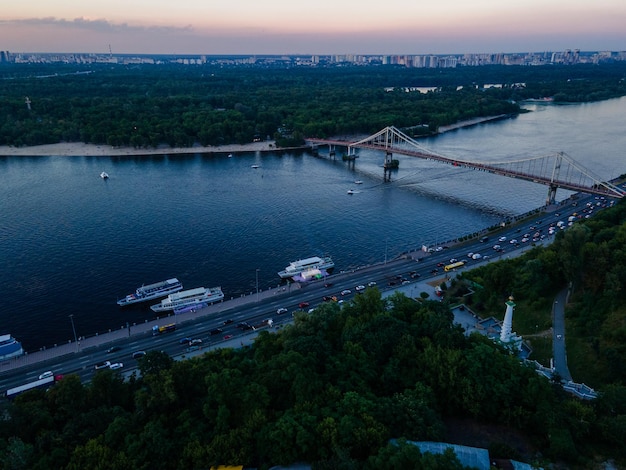 Vista aérea desde un dron al centro de kiev por la noche