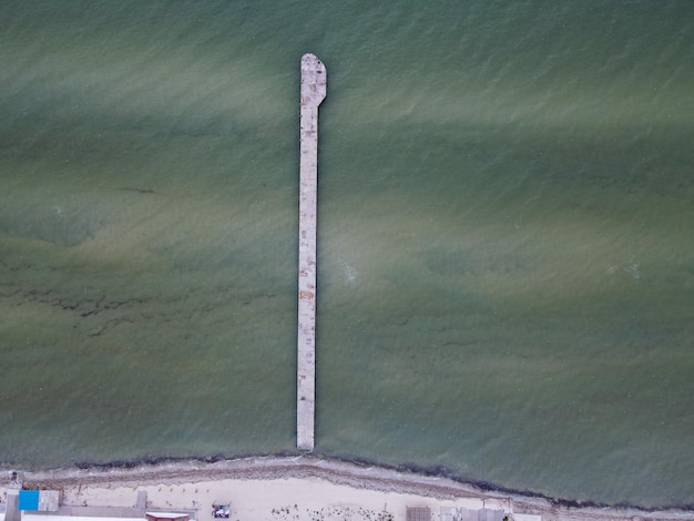 Vista aérea del dron al muelle en el mar en tiempo nublado al aire libre