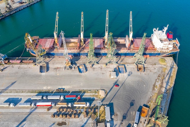 Vista aérea desde un dron de un barco grande que carga grano para exportar Transporte por agua