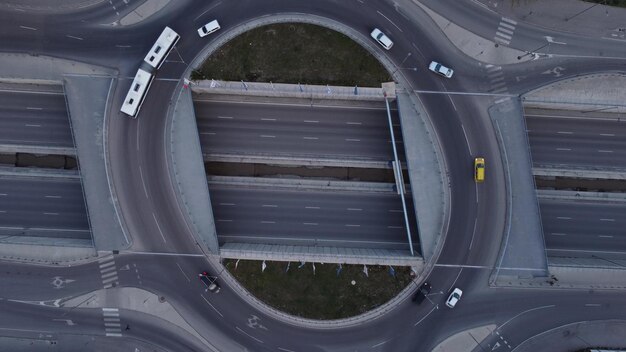 Vista aérea desde un dron hasta un cruce de carreteras en la ciudad