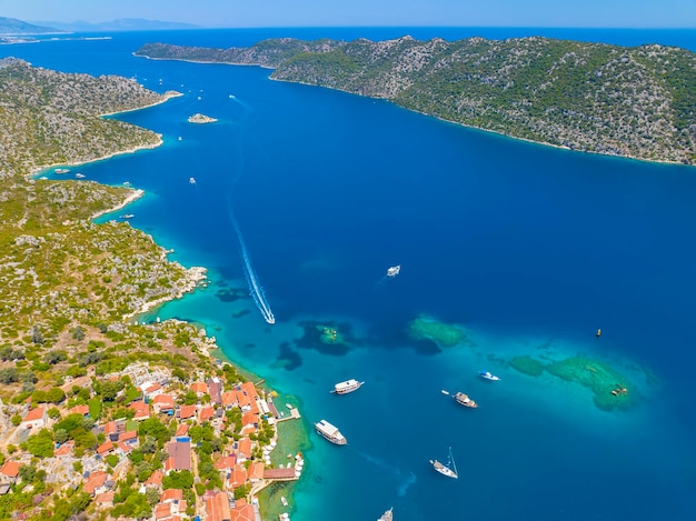 Foto vista aérea con dron. kalekoy - simena - kekova - turquía.