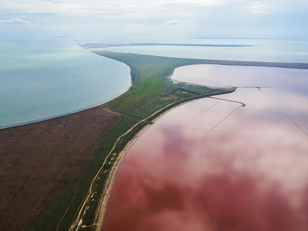 Vista aérea desde un dron en un lago rosa