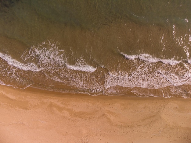 Vista aérea desde un dron en el mar tormentoso y la costa