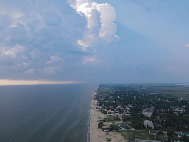 Vista aérea desde un dron a las nubes sobre el mar al aire libre