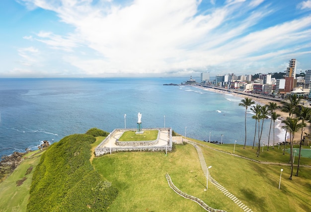 Vista aérea desde un dron de la playa de Barra en Salvador Bahia, Brasil