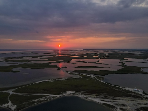 Vista aérea desde un dron hasta la puesta de sol sobre los lagos al aire libre