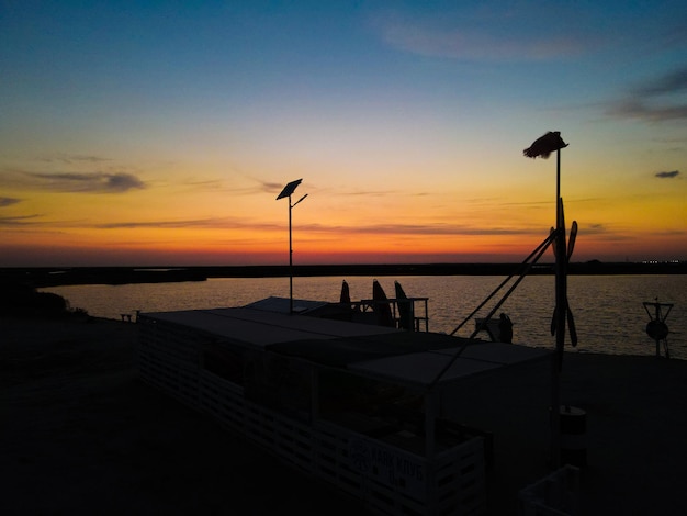 Vista aérea desde un dron hasta la puesta de sol sobre los lagos al aire libre