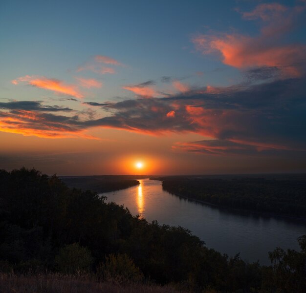 Vista aérea del dron del río al atardecer volando sobre el río al amanecer con un hermoso cielo