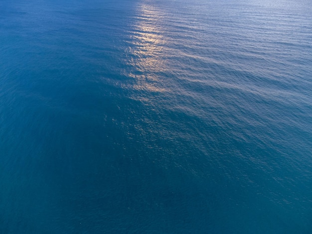 Vista aérea desde un dron volador del amanecer sobre el océano