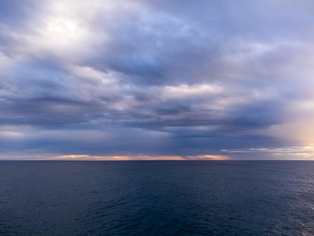 Vista aérea desde un dron volador del amanecer sobre el océano