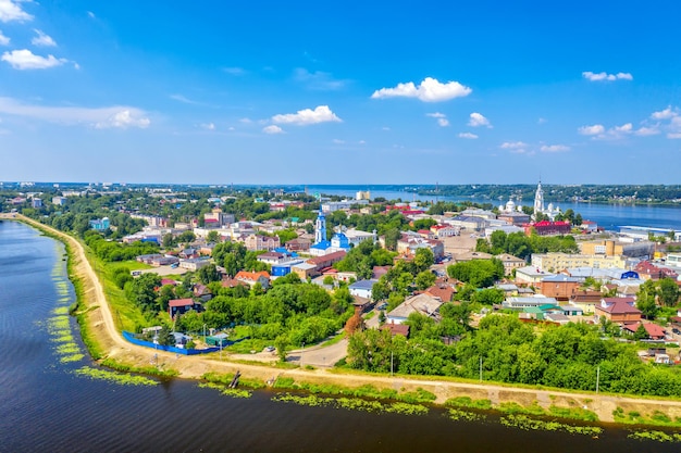 Vista aérea de drone de la antigua ciudad de Kineshma con el río Volga en la región de Ivanovo, Rusia. Día soleado de verano