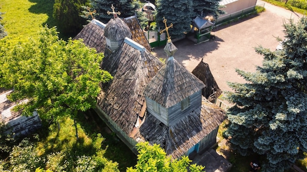 Vista aérea de drone de una antigua iglesia con techo de madera en Moldavia