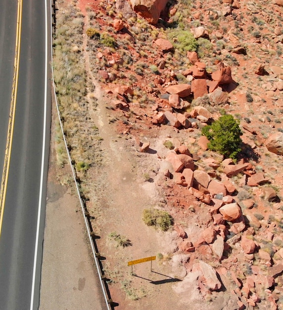 Vista aérea drone de arenisca erosionada de un viaje por carretera en el Parque Nacional de Utah, Estados Unidos.