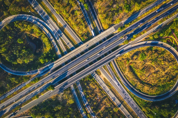 Foto vista aérea desde drone de la autopista carretera multi lentes, mittraphap road, nakhon ratchasima, tailandia