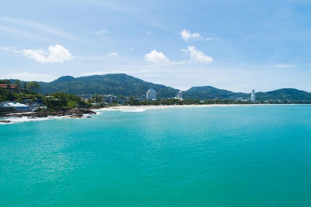 Vista aérea Drone cámara del mar tropical en la playa de Patong Phuket Tailandia