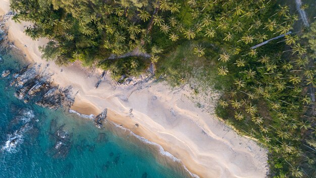 Vista aérea Drone câmera do mar de praia incrível com coqueiros perto da praia na Tailândia Belo mar e céu pôr do sol Conceito de viagem e turismo