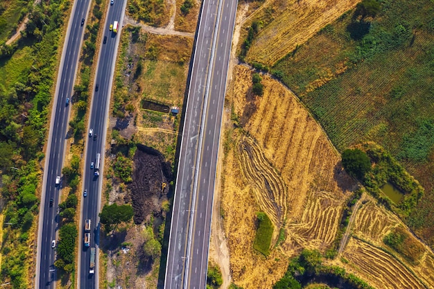 Vista aérea desde drone de carretera, Mittraphap road, Nakhon Ratchasima, Tailandia