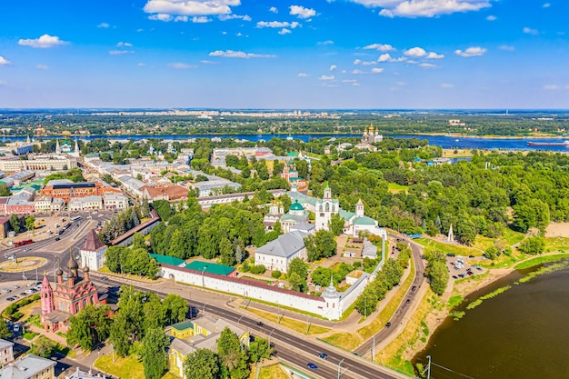 Vista aérea de drone de la Catedral de la Asunción ortodoxa, el parque Strelka, el monasterio masculino Spaso-Preobrazhensky y el río Volga en el verano de Yaroslavl, Rusia.