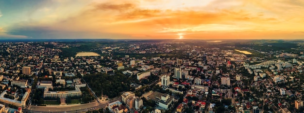 Vista aérea de drone del centro de Chisinau Vista panorámica de varias carreteras de edificios