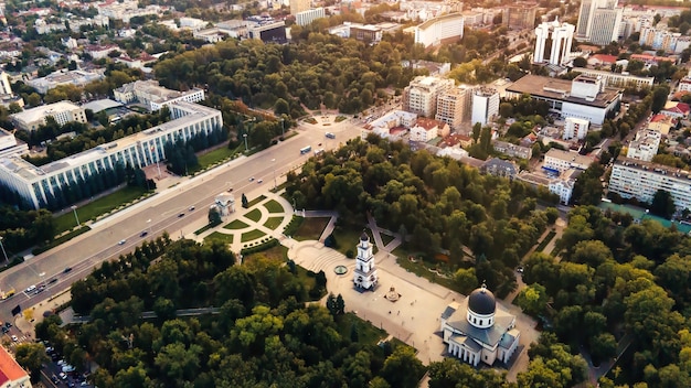 Vista aérea de drone del centro de Chisinau Vista panorámica de varios edificios Gobierno