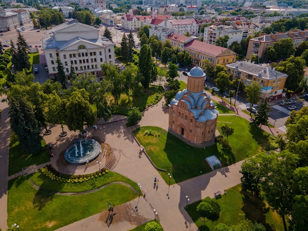 Vista aérea de drone del centro de la ciudad de chernihiv