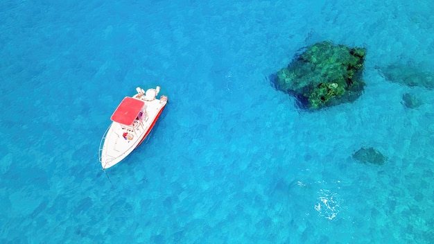 Vista aérea de drone de la costa del Mar Jónico de Zakynthos, Grecia