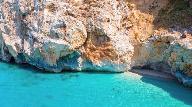 Vista aérea de drone de la costa del Mar Jónico de Zakynthos, Grecia