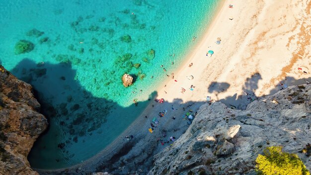 Vista aérea de drone de la costa del Mar Jónico de Zakynthos, Grecia