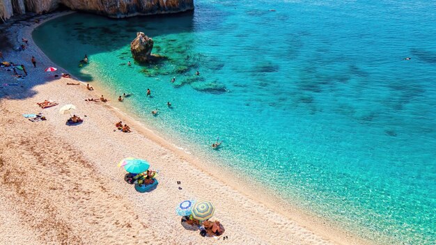 Vista aérea de drone de la costa del Mar Jónico de Zakynthos, Grecia