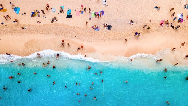 Vista aérea de drone de la costa del Mar Jónico de Zakynthos, Grecia