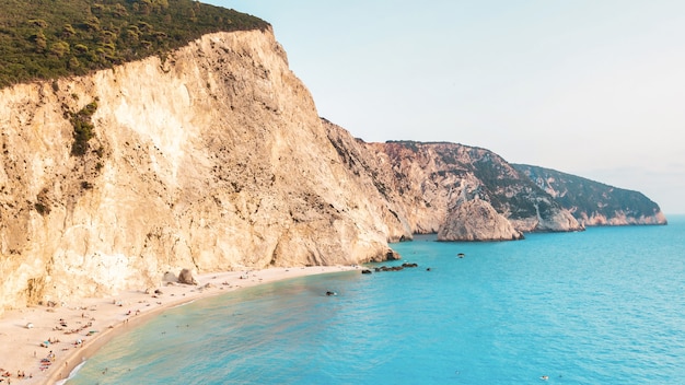 Vista aérea de drone de la costa del Mar Jónico de Zakynthos, Grecia