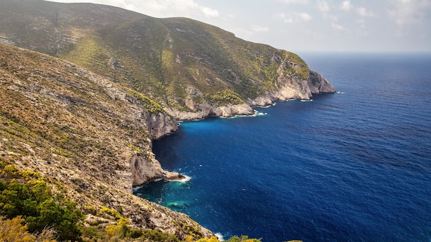 Vista aérea de drone de la costa del Mar Jónico de Zakynthos, Grecia