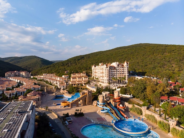 Vista aérea del drone Elenite cerca de Sunny Beach en la costa búlgara del Mar Negro