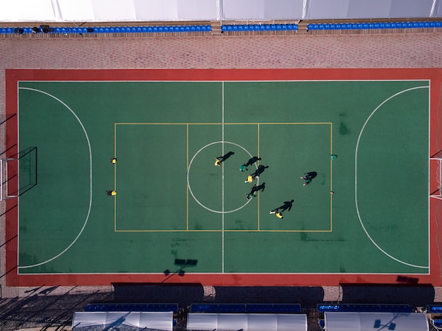 Vista aérea de drone a fútbol en mini campo