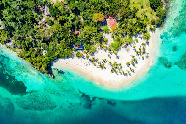 Foto vista aérea de drone de la hermosa isla tropical caribeña cayo levantado playa con palmeras. isla bacardí, república dominicana. fondo de vacaciones.