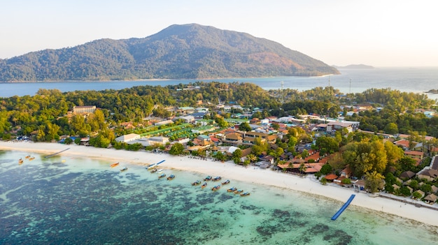 Vista aérea de drone de la hermosa isla tropical de Koh Lipe durante el día soleado de verano, Tailandia