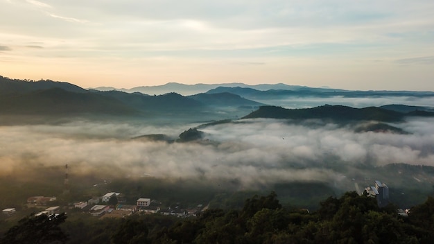 Vista aérea desde drone hermosa niebla sobre bosque y pueblo