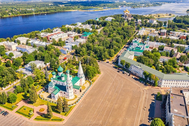 Vista aérea de drone de la Iglesia Ortodoxa de Elías el Profeta, la Catedral de la Asunción, el parque Strelka y el río Volga en el verano de Yaroslavl, Rusia.