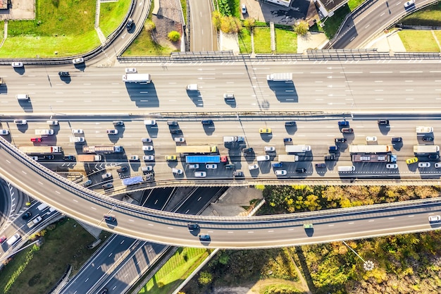 Vista aérea de drone de intercambio de carreteras o intersección de carreteras con tráfico urbano intenso en la ciudad moderna durante el día soleado. Vista aérea del atasco de tráfico.