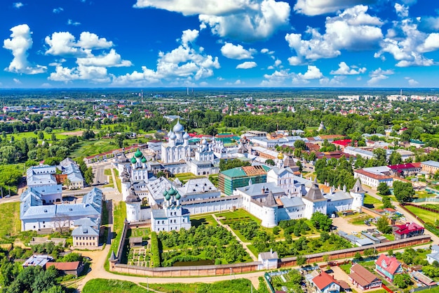 Vista aérea drone del Kremlin de Rostov cerca del lago Nero en Rostov la gran ciudad en verano, Rusia. Anillo de oro de Rusia.