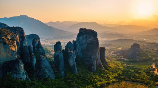 Vista aérea de drone de la Meteora en Grecia al atardecer